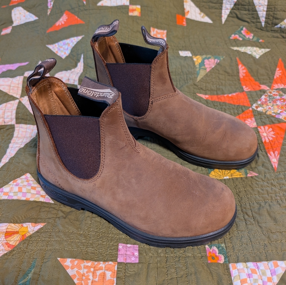 Blundstones #562 Chelsea Boots -- Nearly New Condition!